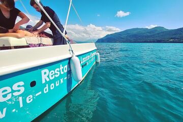 © Well-being massage on electric boat - La petite évasion