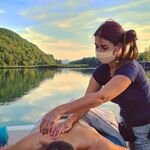 © Well-being massage on electric boat - le doux nid