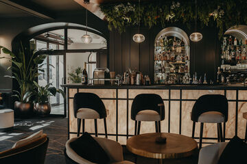 © Lounge Bar M. Charles - Maison Lina