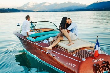 © Aix Lake Safari: boat rental, Riva with skipper - OFFICE DU TOURISME