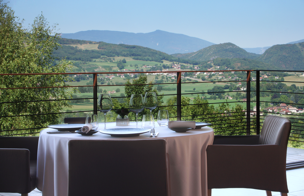 © Table dressée en terrasse - Les Morainières