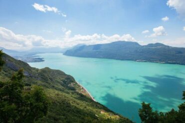 Le Lac du Bourget et les reflets des nuages qui colorent le Lac