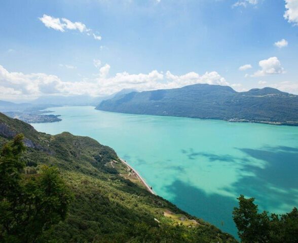 Bord de lac | Aix les Bains Riviera des Alpes Le Lac du Bourget et les reflets des nuages qui colorent le Lac