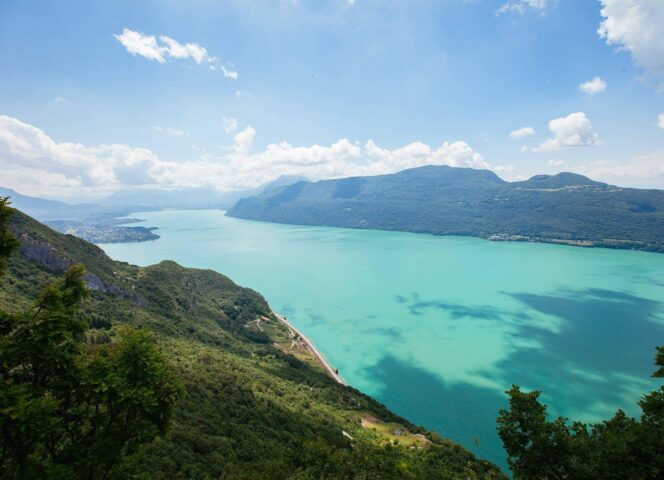 Le Lac du Bourget et les reflets des nuages qui colorent le Lac