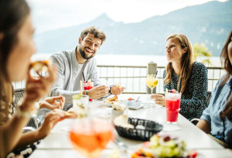 Dejeuner en terrasse au bord du Lac du Bourget credit photo Baptiste Dulac Header activites gastronomie et artisanat | Aix les Bains Riviera des Alpes