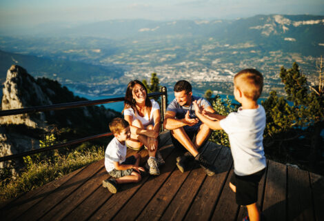 Famille au belvedere de la Dent du Chat credit photo Baptiste Dulac Header activites en famille | Aix les Bains Riviera des Alpes