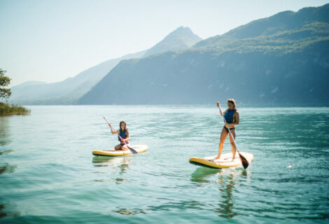 Paddle entre amies sur le Lac du Bourget credit photo Baptiste Dulac Header activites nautiques | Aix les Bains Riviera des Alpes