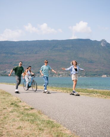 Vélo et skateboard au bord du Lac du Bourget - crédit photo Antoine Mesnage