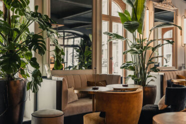 En couple | Aix les Bains Riviera des Alpes Table de prestige au Lounge bar M. Charles